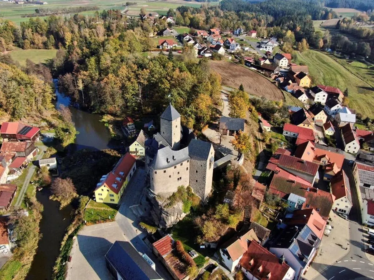 Ferienwohnung und Sommerhaus unter der Burg Falkenberg