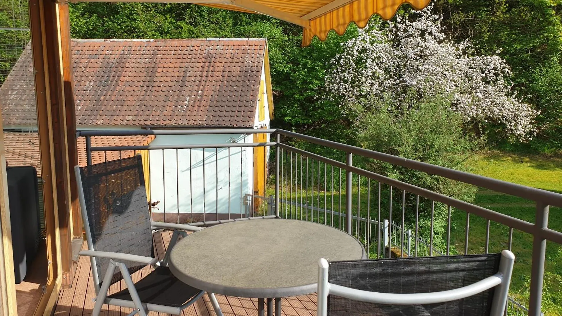 Ferienwohnung und Sommerhaus unter der Burg Falkenberg  Apartment